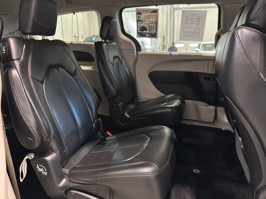 Used 2020 Chrysler Pacifica Touring-L FWD image 35