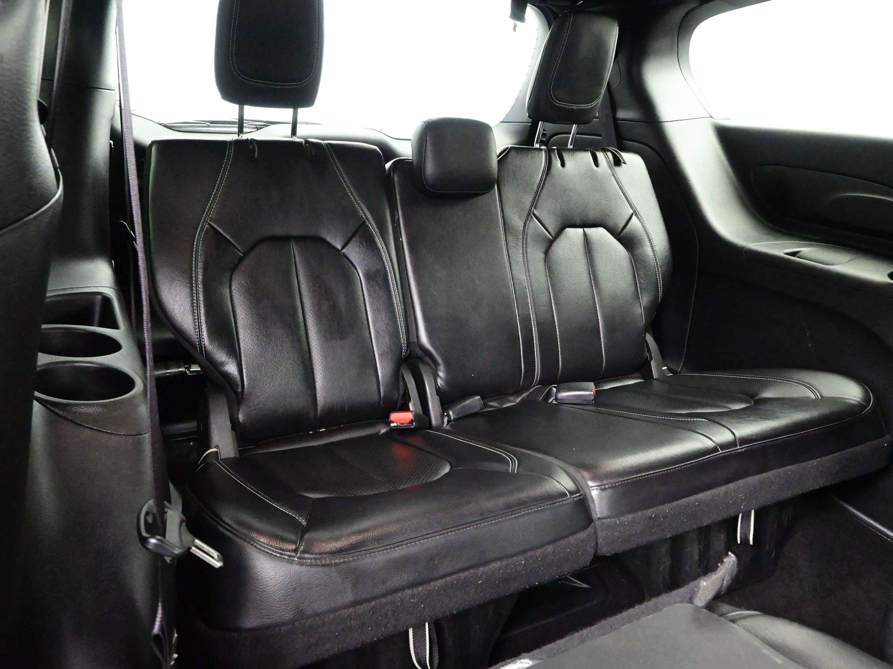 Used 2022 Chrysler Pacifica Touring-L w/ Uconnect Theater Family Group image 17