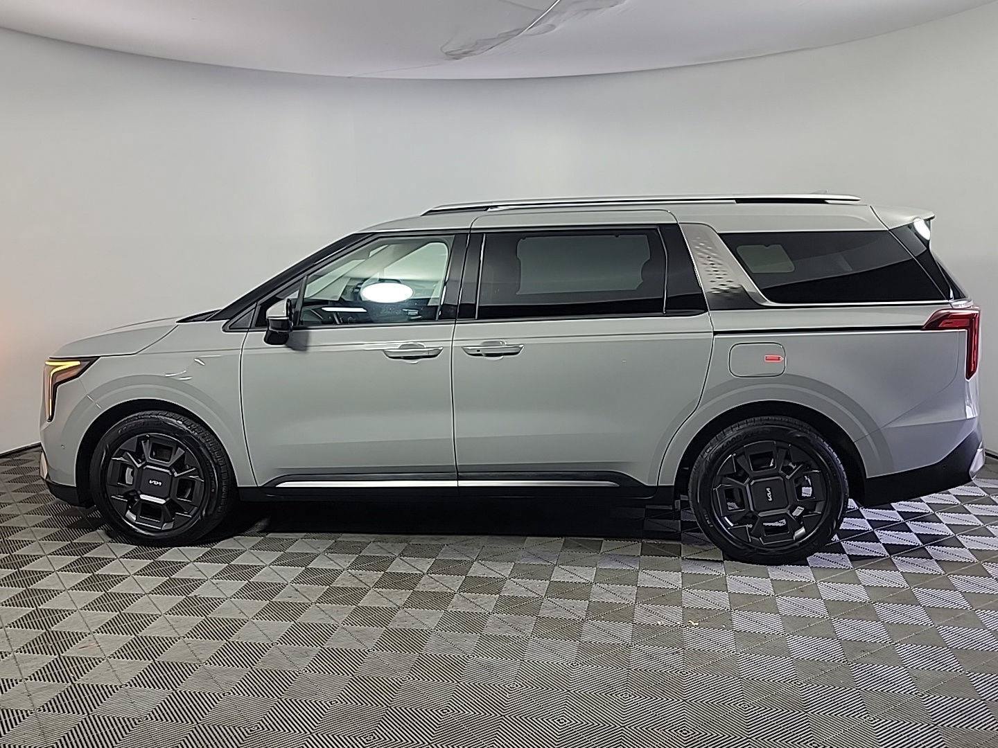 Used 2026 Kia Carnival SX FWD image 11