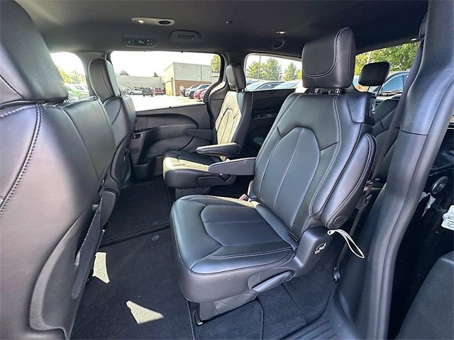 New 2026 Chrysler Pacifica Select image 14
