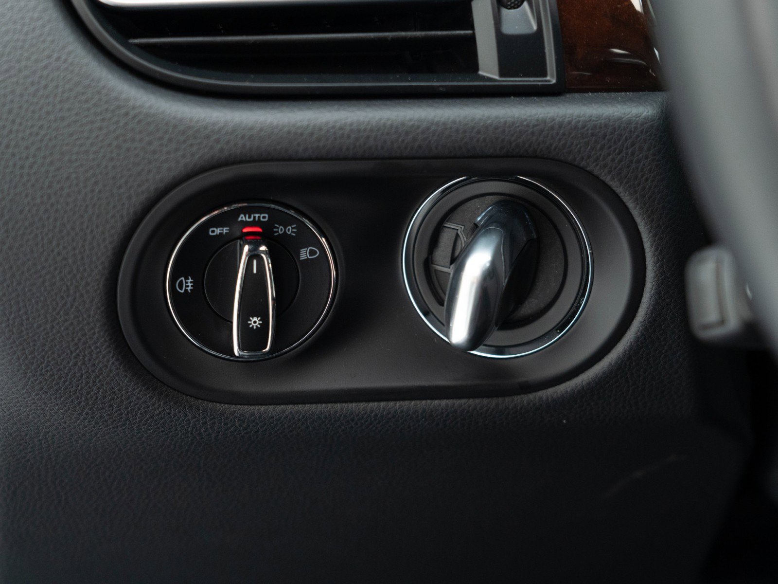 Certified 2025 Porsche Macan image 30