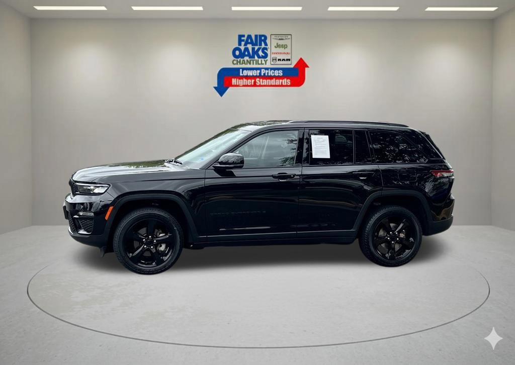 Used 2023 Jeep Grand Cherokee Limited w/ Black Appearance Package AWD/4WD image 12