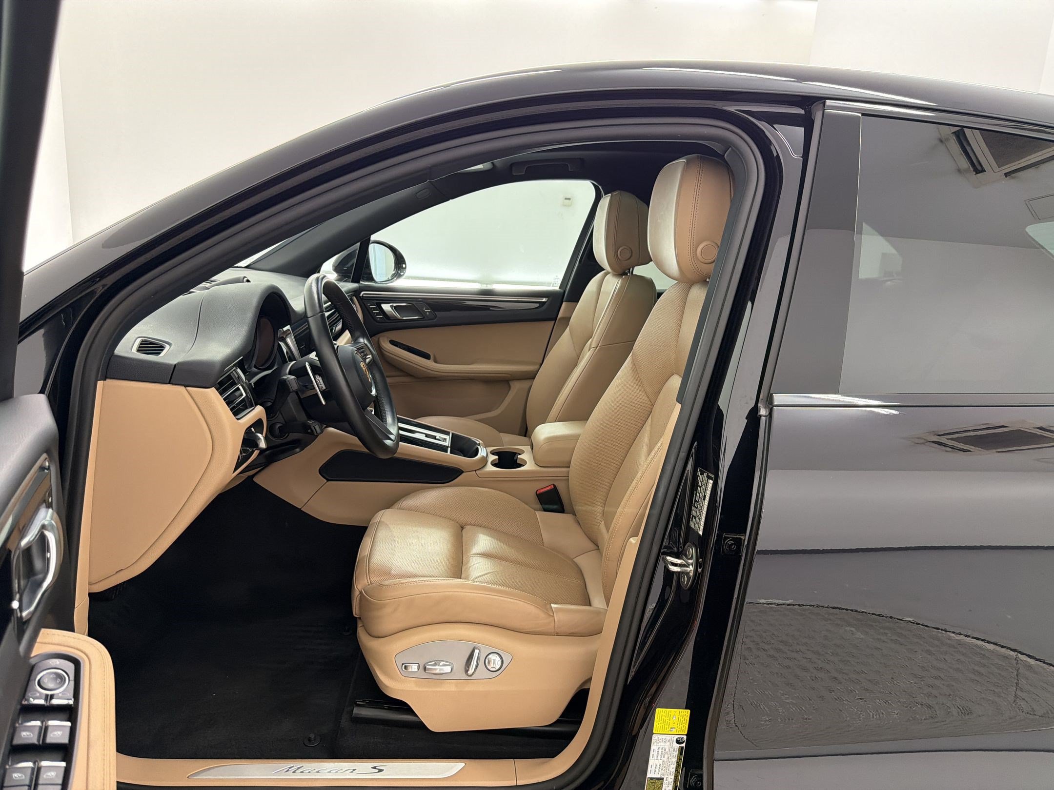 Certified 2023 Porsche Macan S AWD/4WD image 5