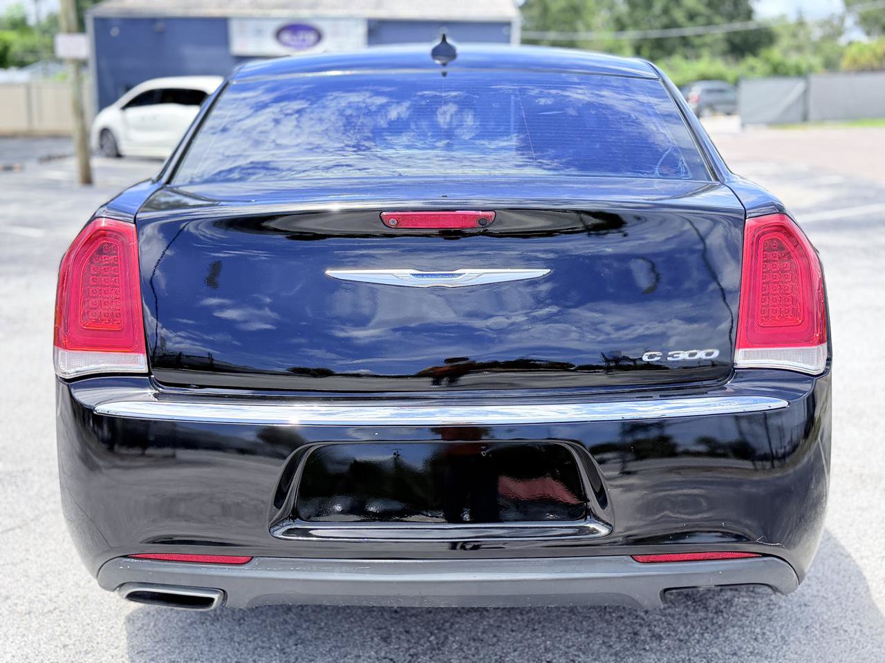 Used 2016 Chrysler 300 C RWD image 4
