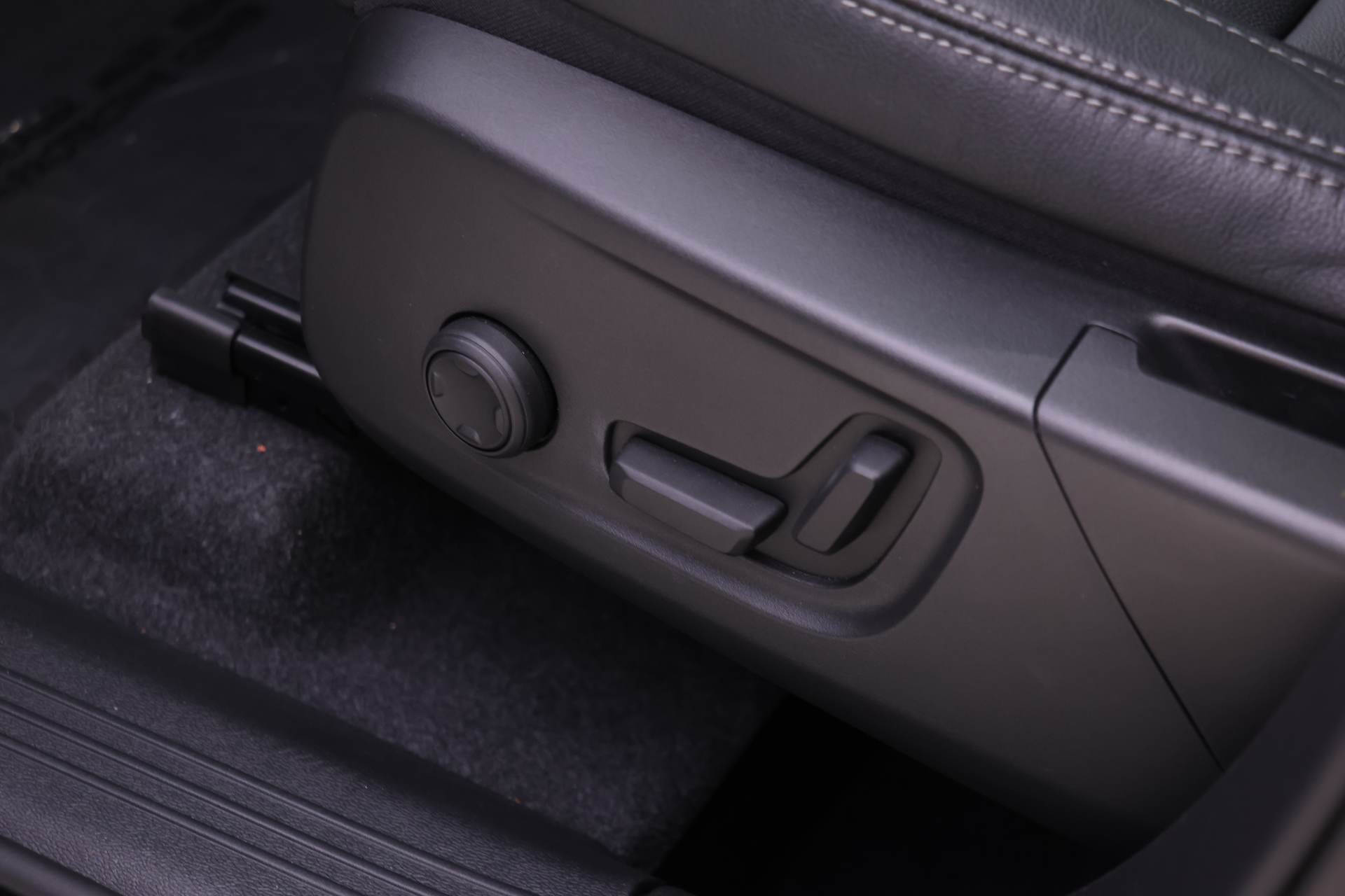 Certified 2024 Volvo XC40 B5 Plus image 19