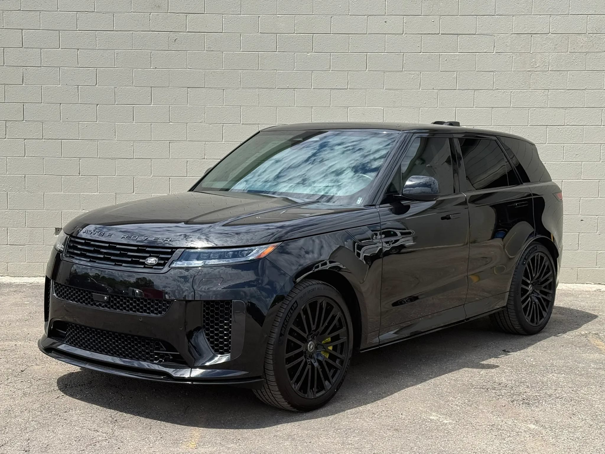 Used 2024 Land Rover Range Rover Sport AWD/4WD image 2