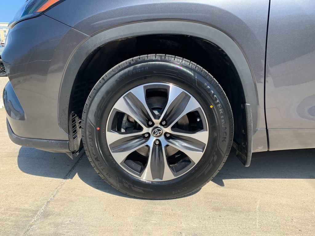 Used 2023 Toyota Highlander XLE FWD image 35