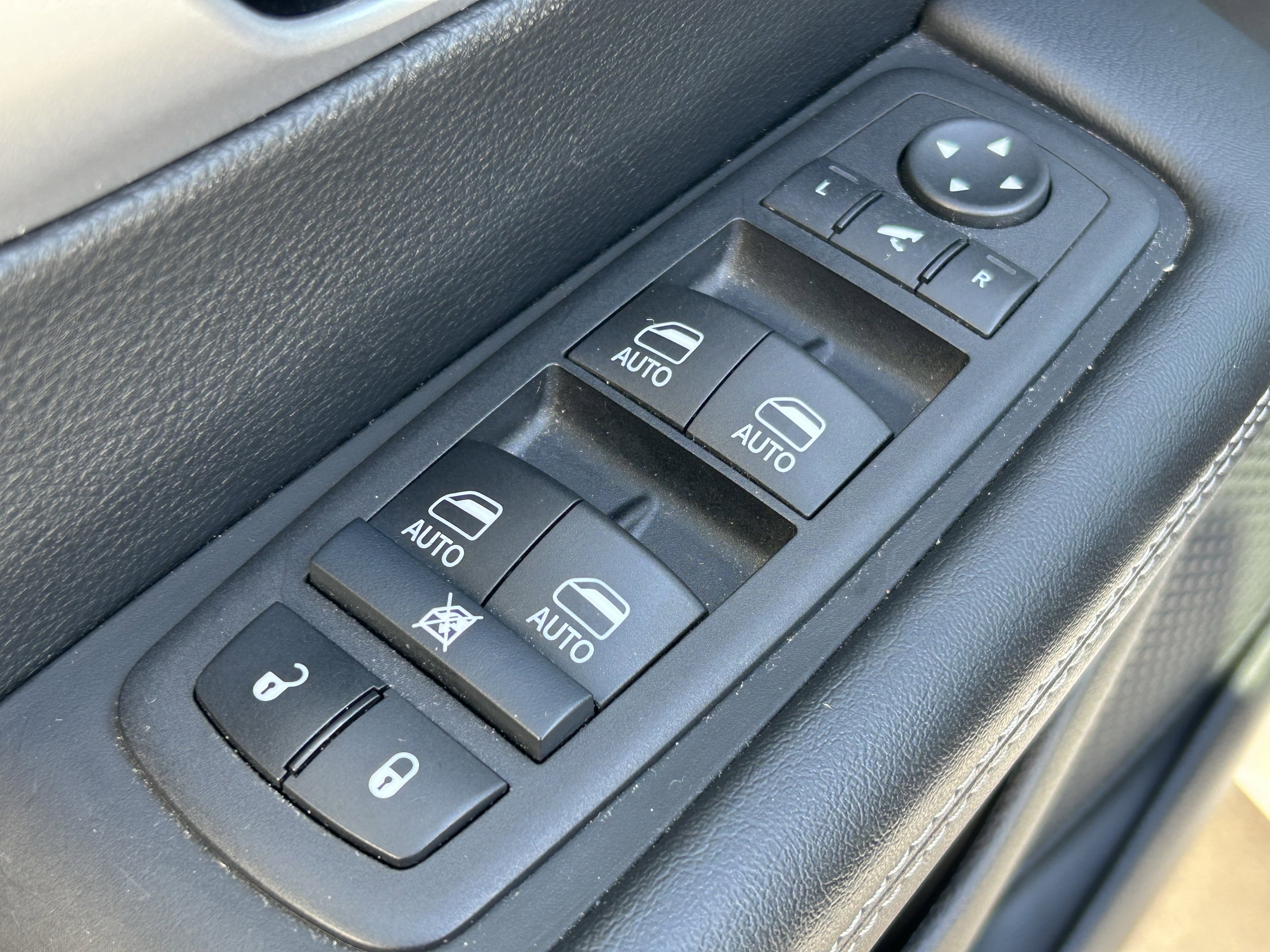 Used 2025 Chrysler Pacifica Limited image 16