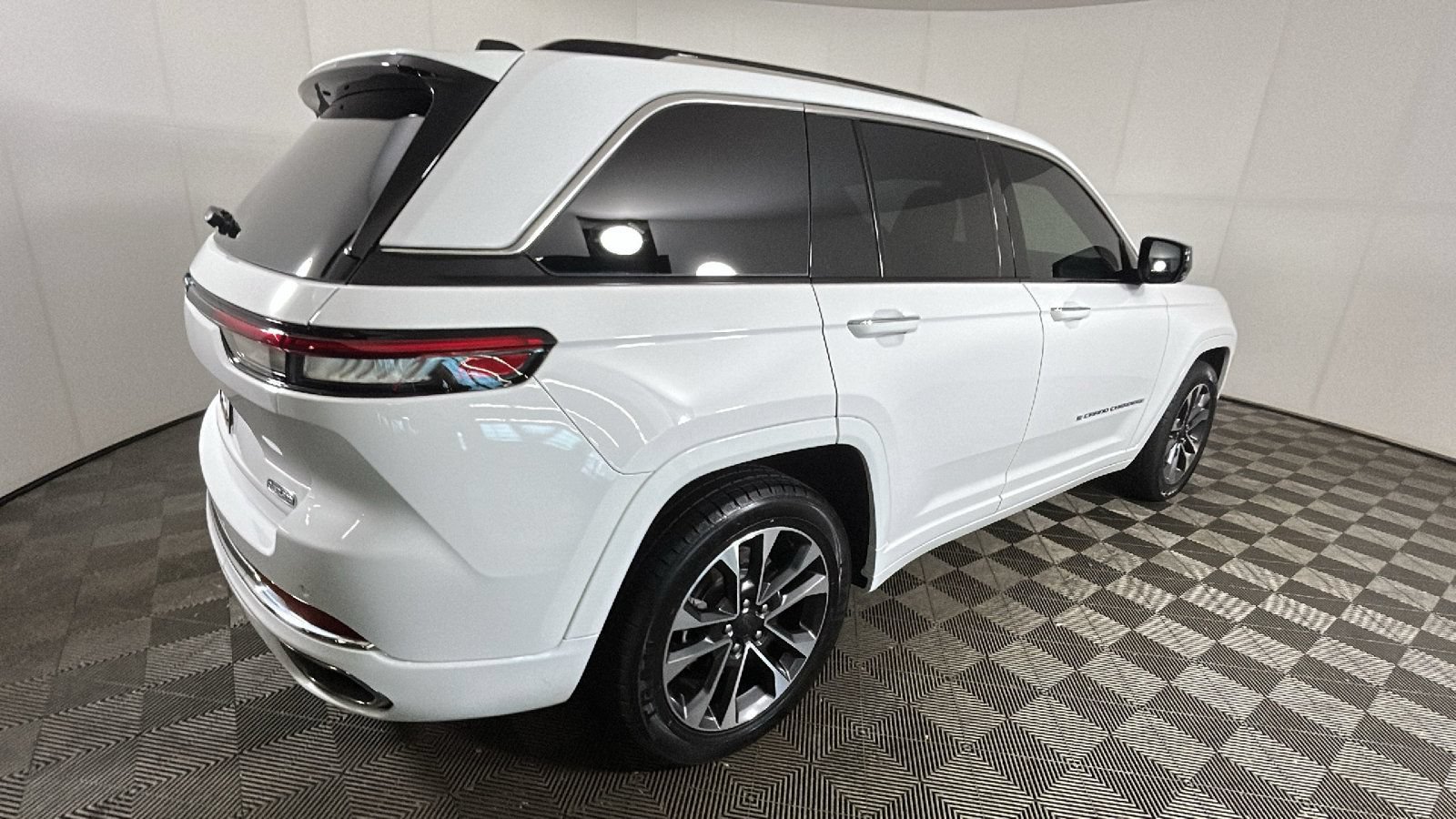 Used 2023 Jeep Grand Cherokee Overland AWD/4WD image 3