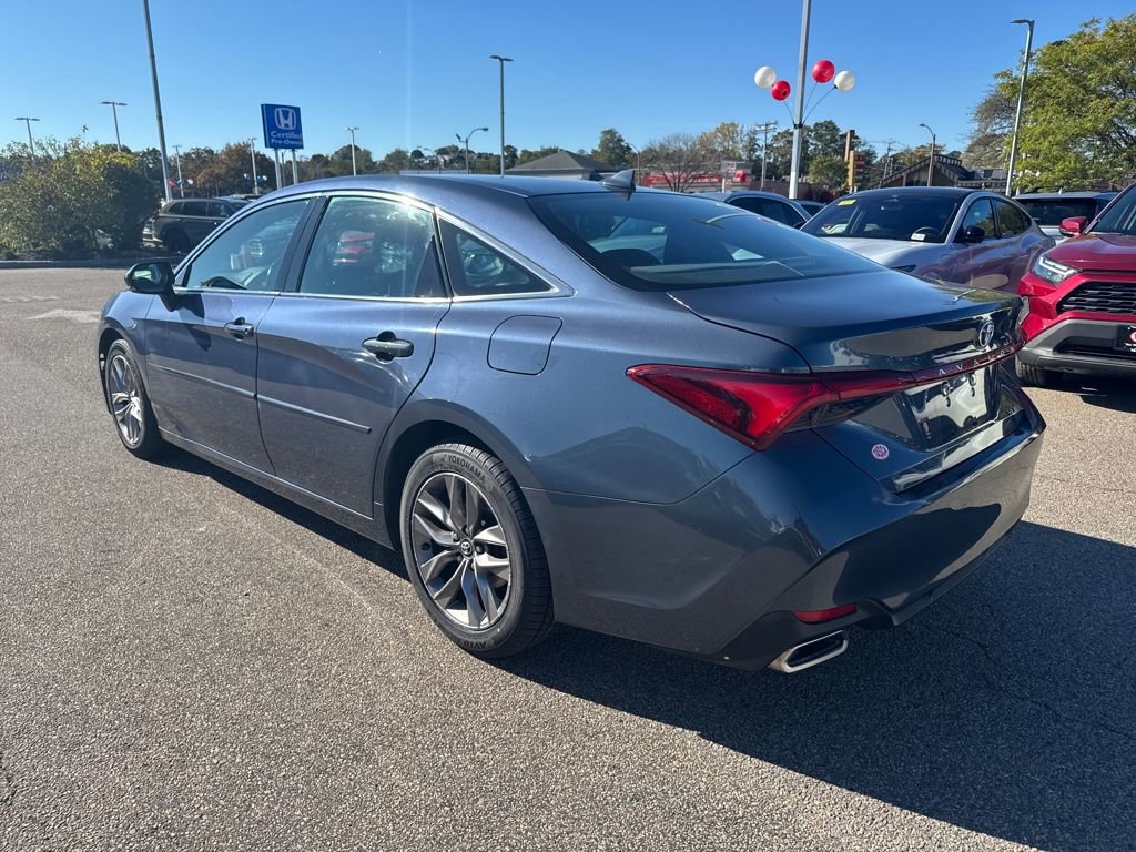 Used 2019 Toyota Avalon XLE w/ Moonroof Package image 5
