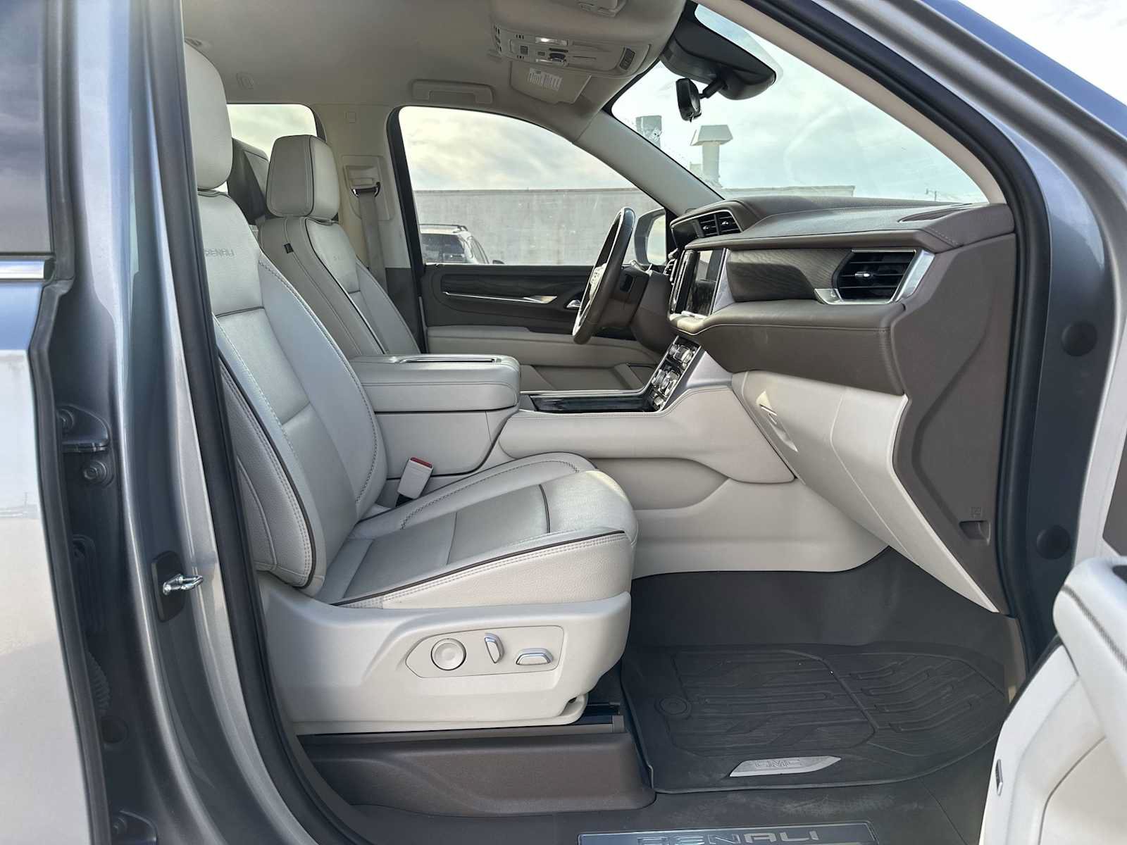 Used 2023 GMC Yukon Denali w/ Advanced Technology Package AWD/4WD image 22