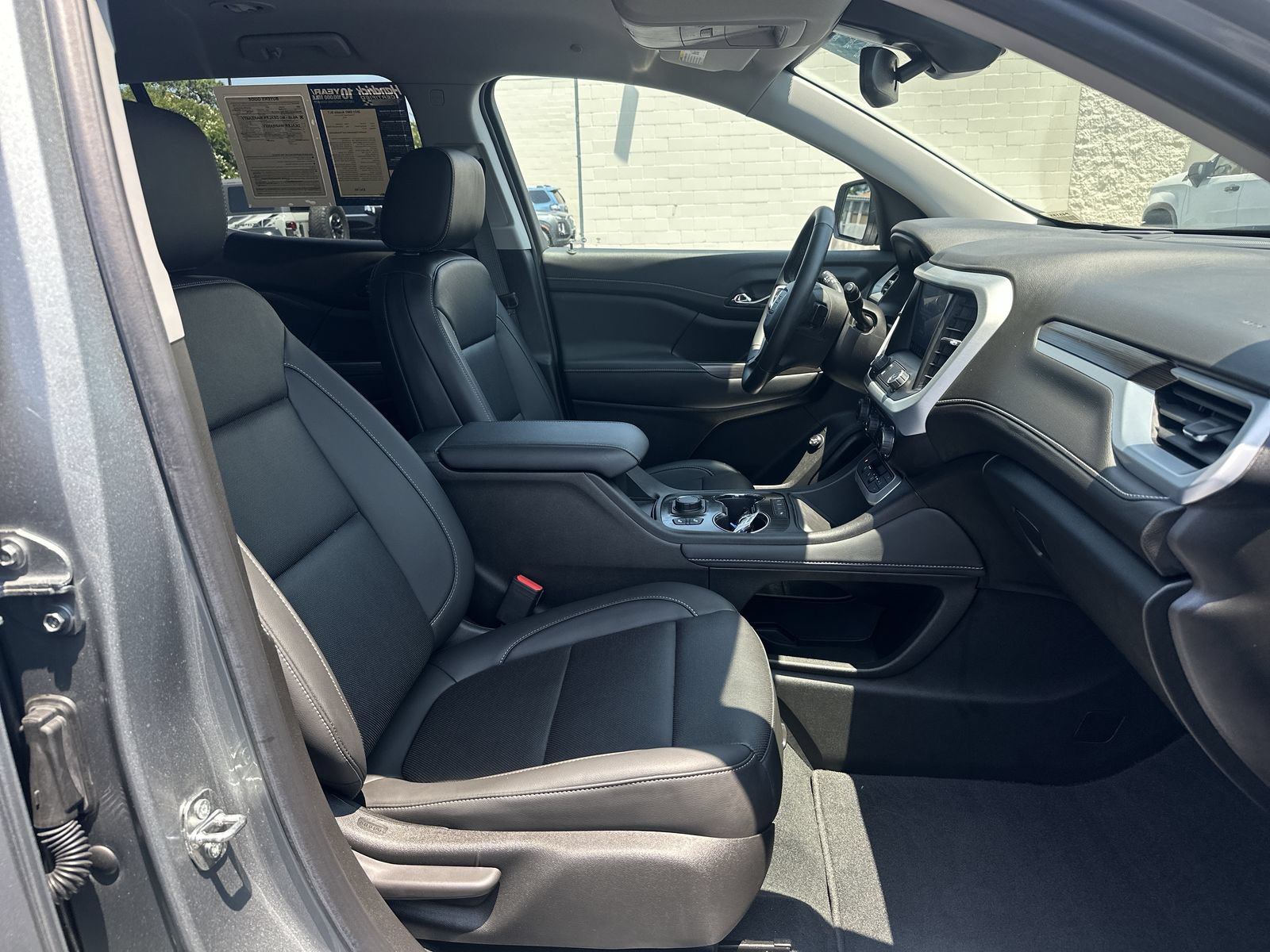 Used 2023 GMC Acadia SLT w/ LPO, Floor Liner Package FWD image 22