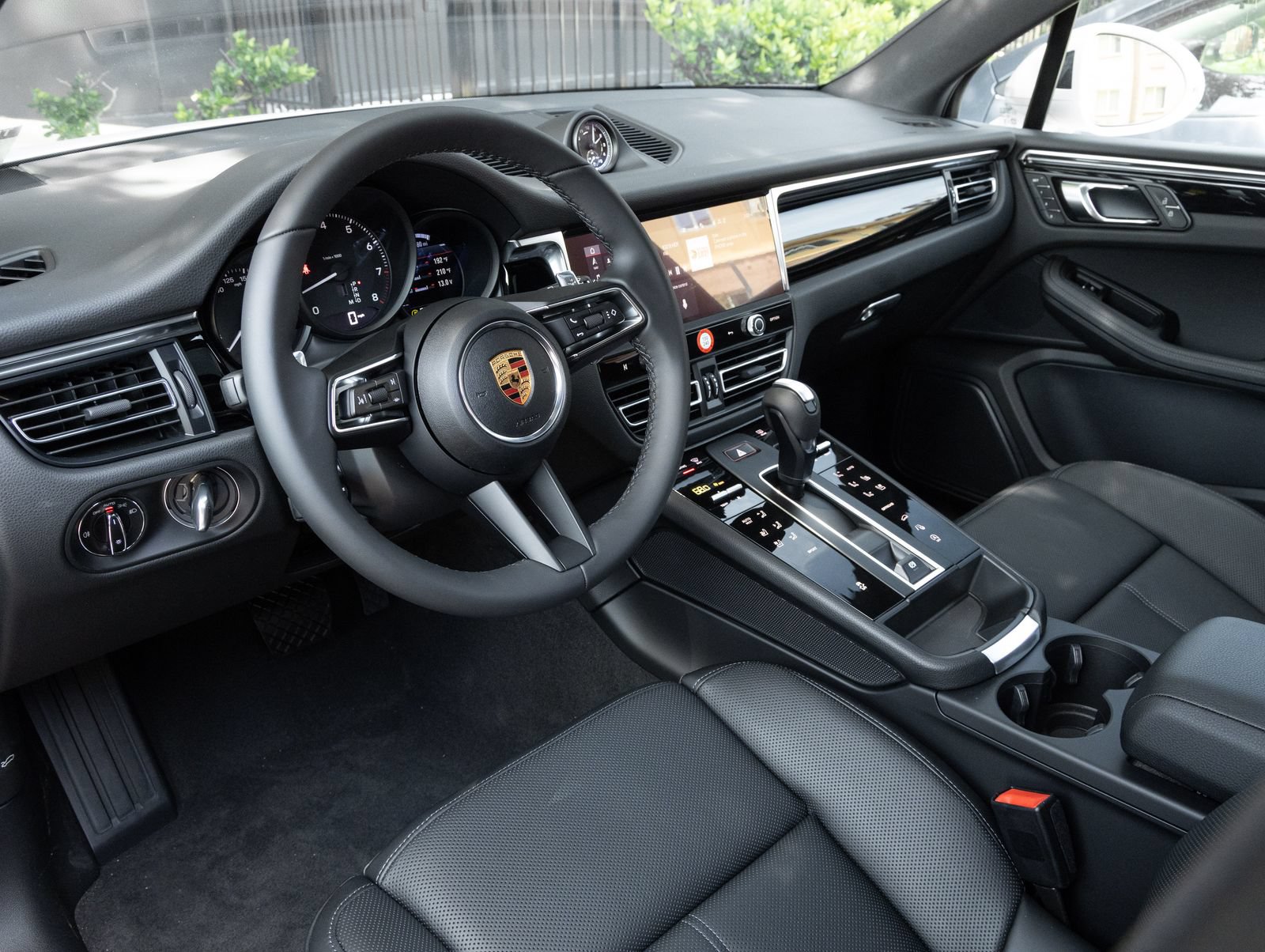 Certified 2026 Porsche Macan AWD/4WD image 4