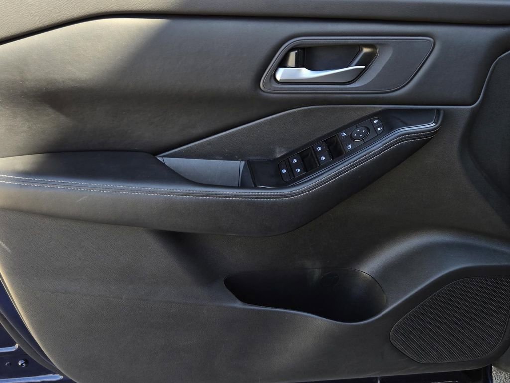 Used 2025 Nissan Rogue SV image 17