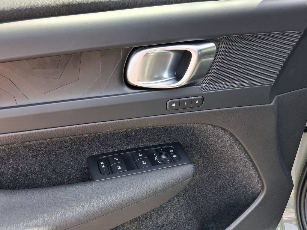 Certified 2023 Volvo XC40 Recharge Core w/ Protection Package Premier AWD/4WD image 18