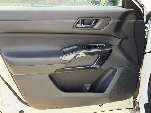 Used 2025 Nissan Pathfinder SV FWD image 17
