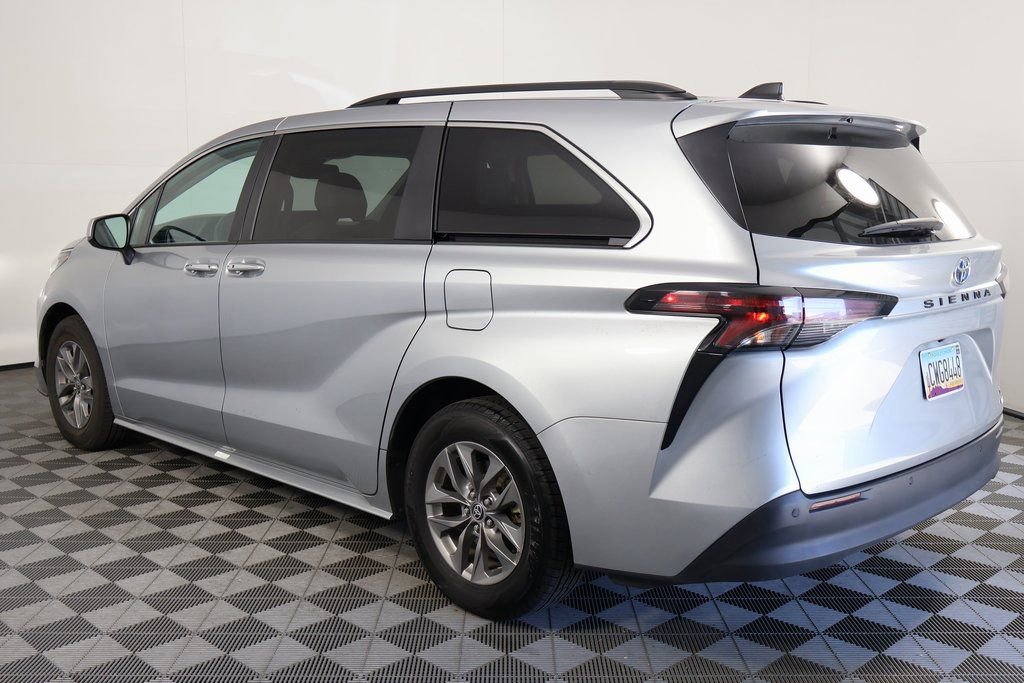 Used 2024 Toyota Sienna XLE image 6