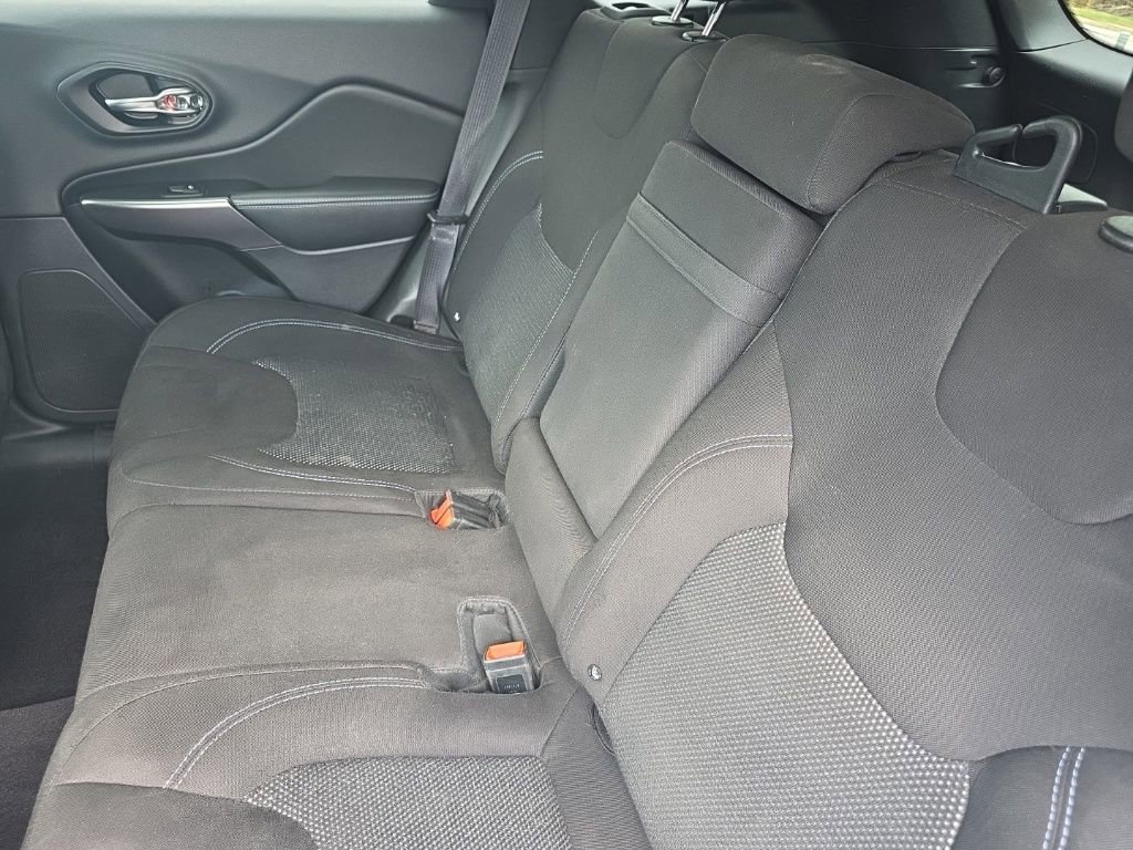 Used 2019 Jeep Cherokee Latitude w/ Popular Appearance Group image 16