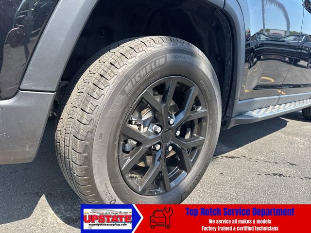 Used 2025 Jeep Grand Cherokee Altitude AWD/4WD image 12