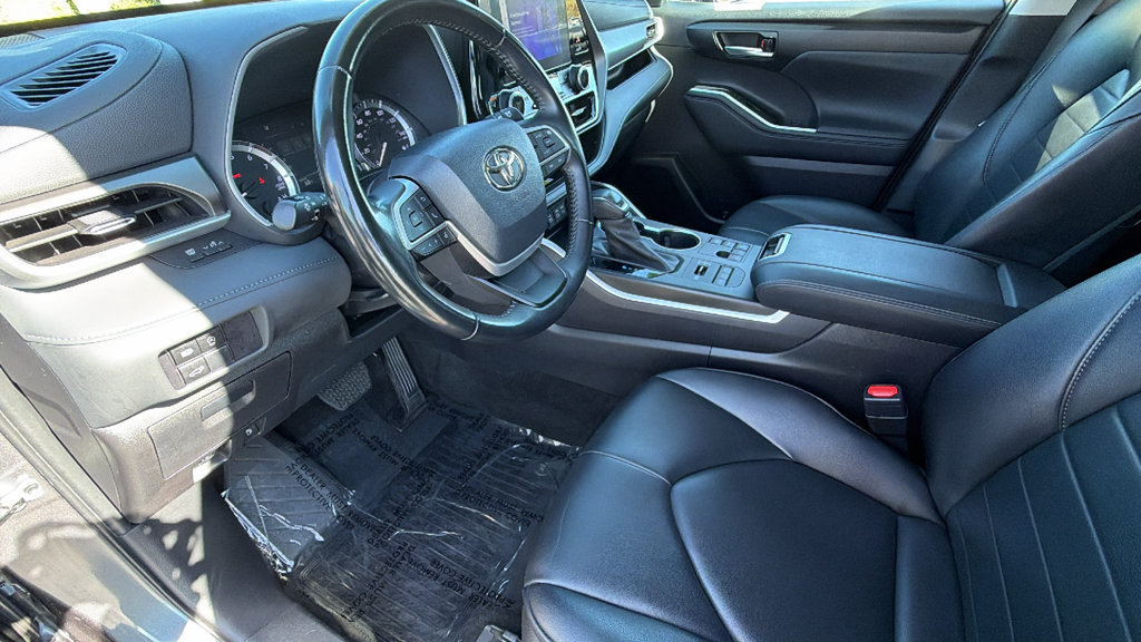 Certified 2023 Toyota Highlander XLE AWD/4WD image 10