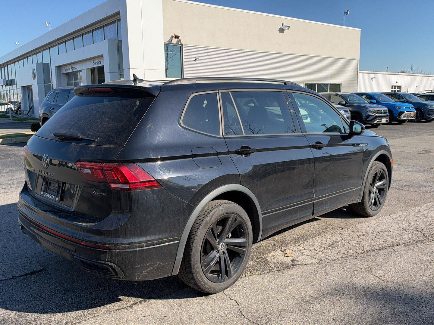 Used 2024 Volkswagen Tiguan SE R-Line AWD/4WD image 4