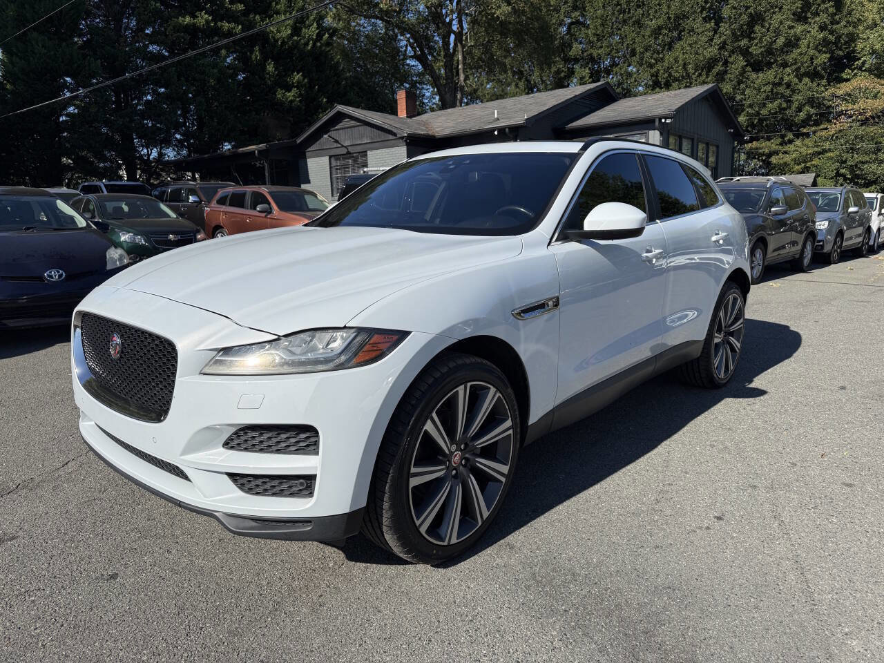 Used 2017 Jaguar F-PACE Prestige image 2