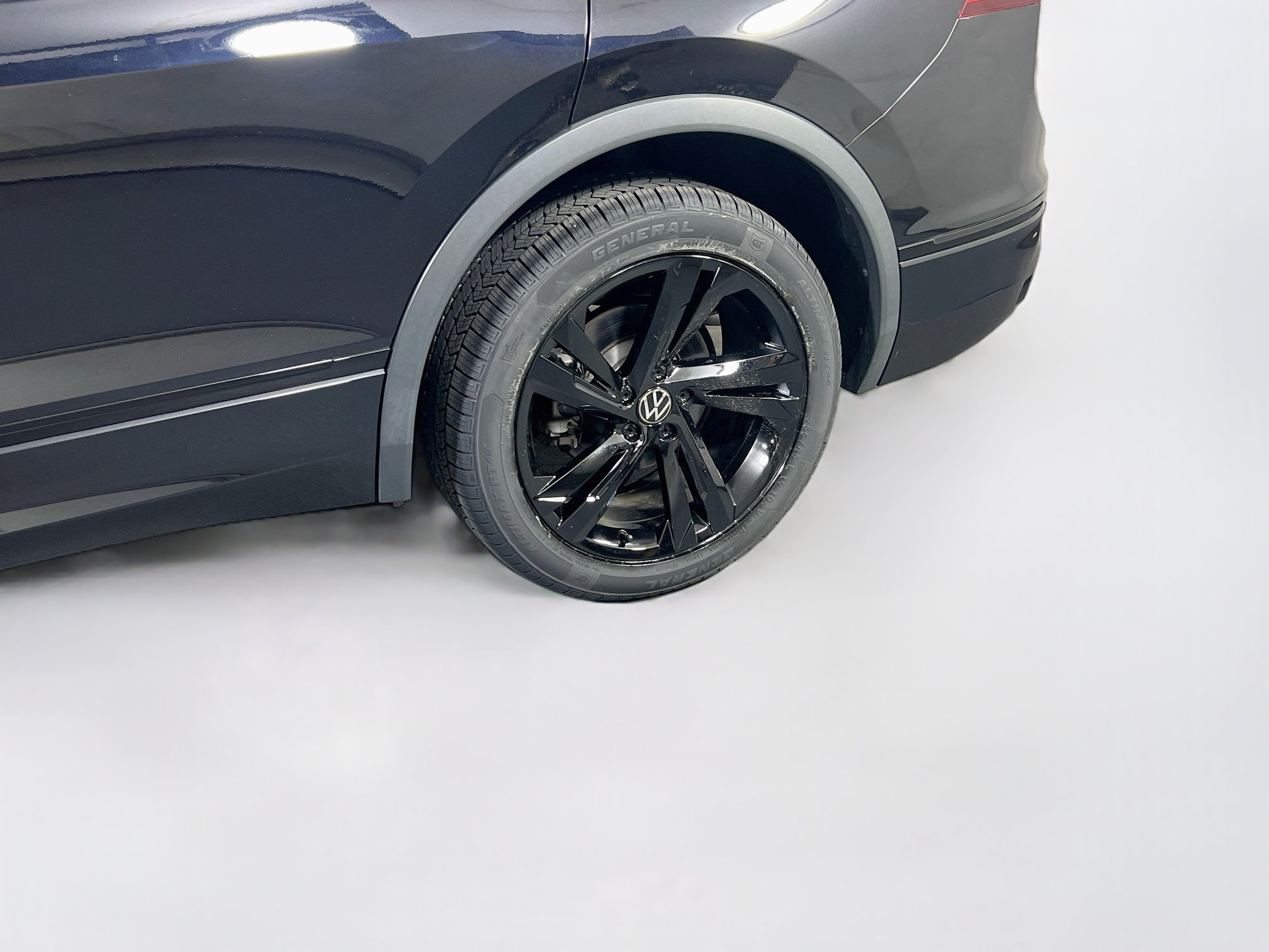 Used 2023 Volkswagen Tiguan SE R-Line AWD/4WD image 30