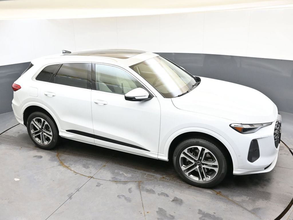 Certified 2025 Audi Q5 Premium w/ 19" Wheel Package image 42