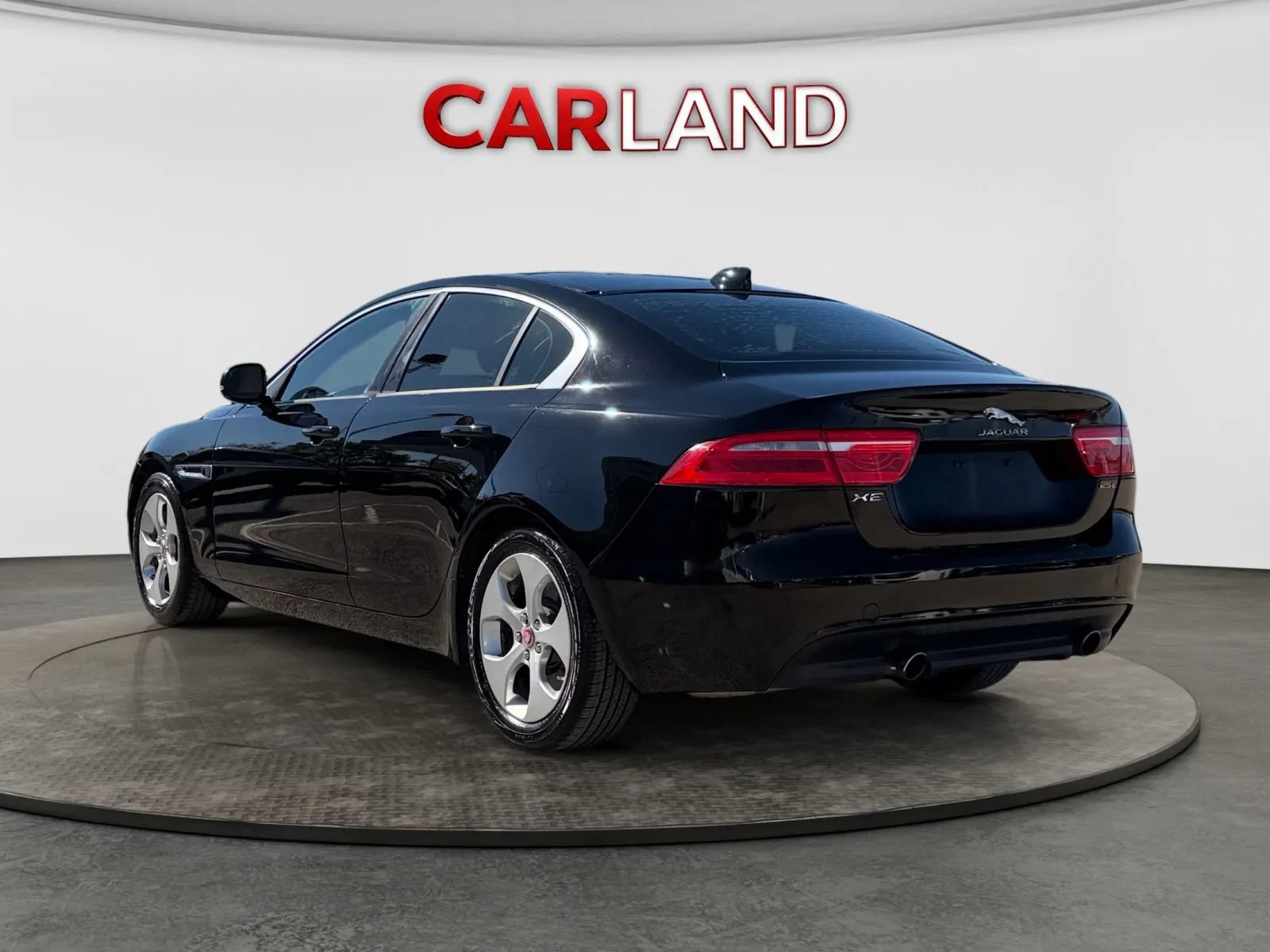 Used 2017 Jaguar XE RWD image 4