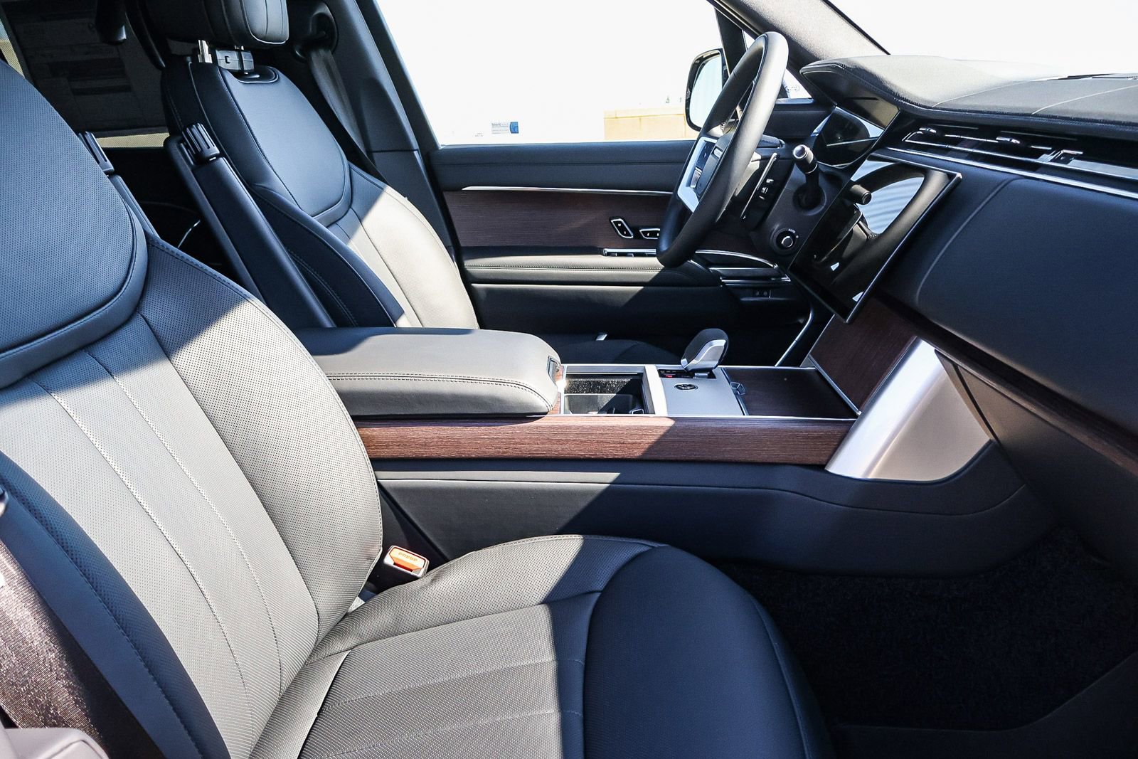 New 2025 Land Rover Range Rover SE image 17