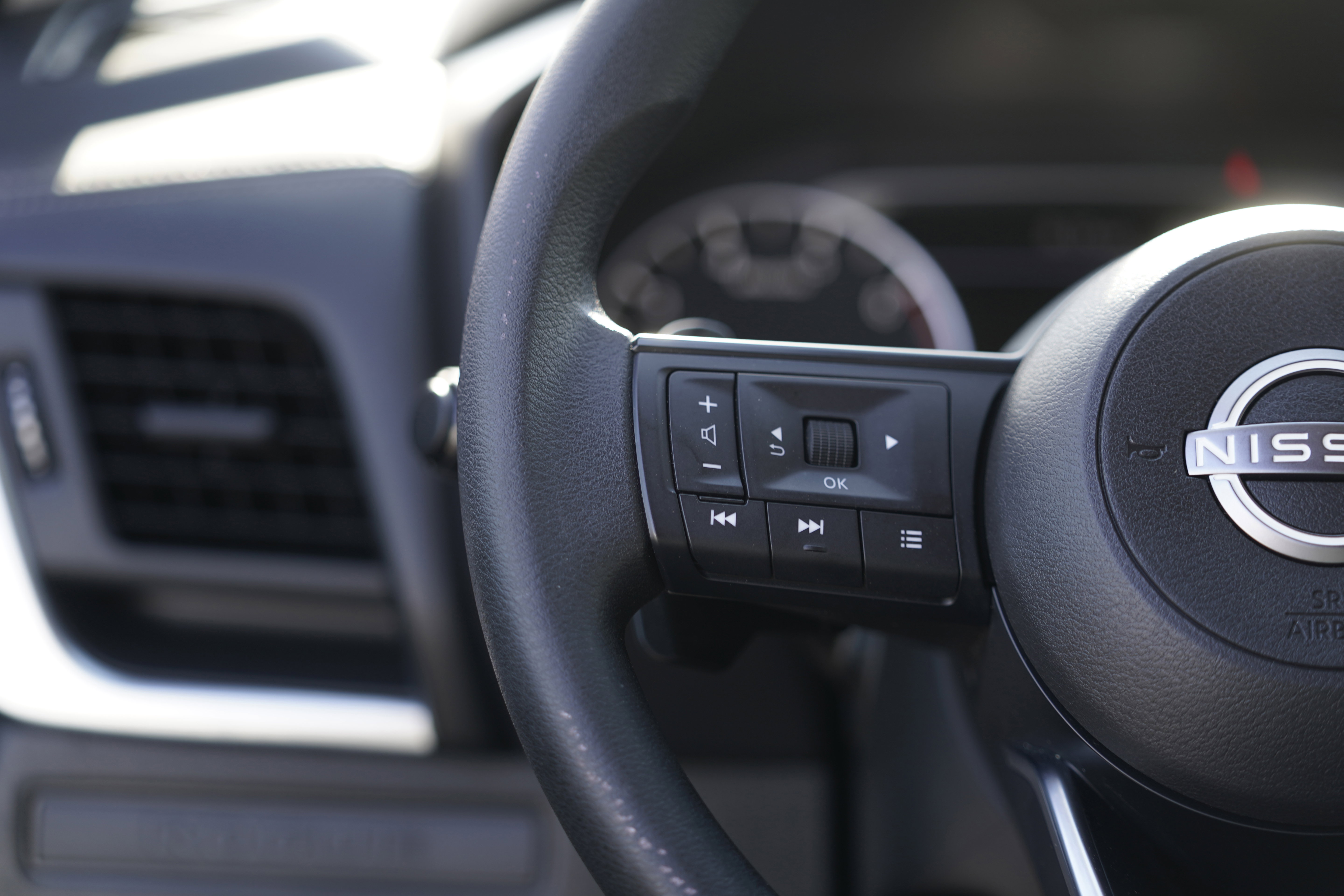 Used 2024 Nissan Rogue S image 17