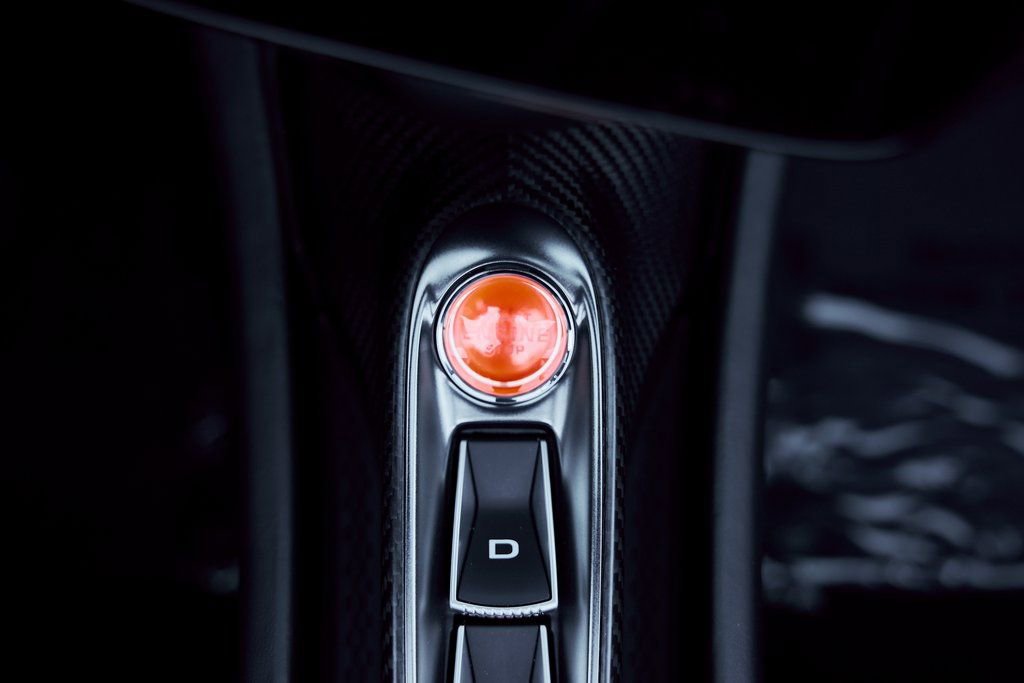 Used 2025 McLaren Artura Spider RWD image 68