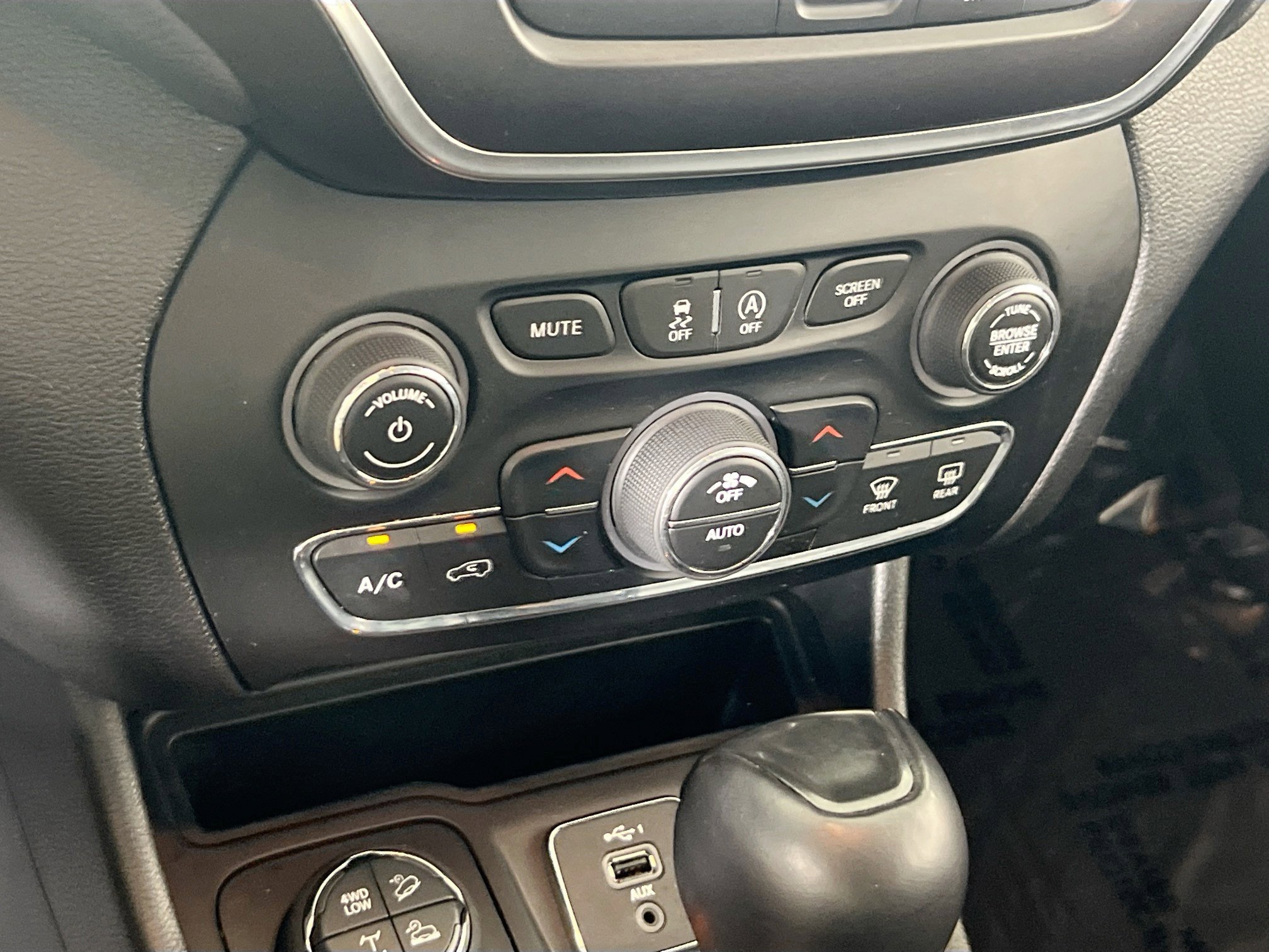 Used 2022 Jeep Cherokee Trailhawk w/ Premium Leather Package image 15