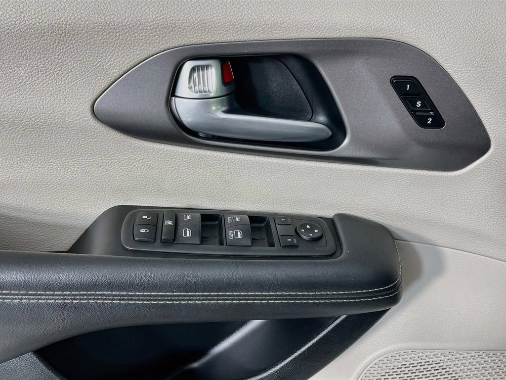 Used 2024 Chrysler Pacifica Touring-L FWD image 25