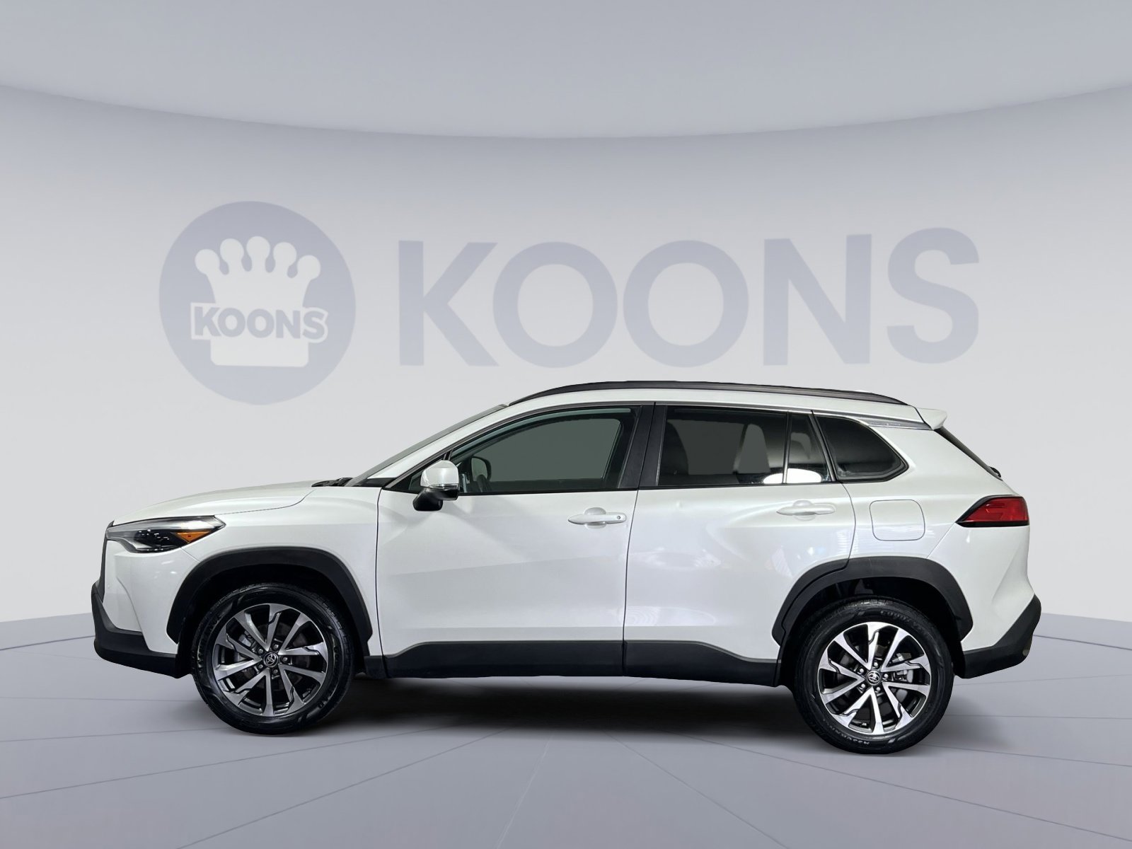 Used 2023 Toyota Corolla Cross XLE image 2