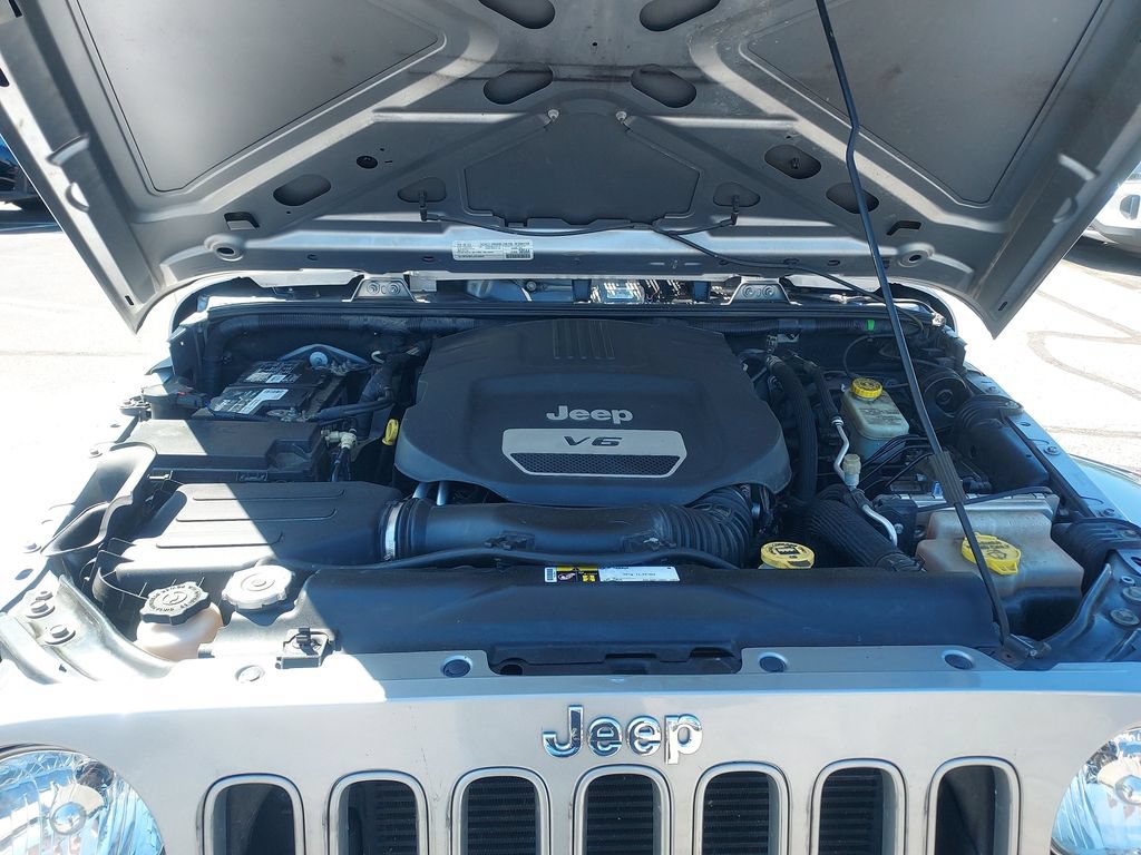 Used 2016 Jeep Wrangler Unlimited Sahara w/ Connectivity Group AWD/4WD image 27