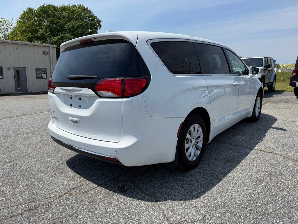 Used 2018 Chrysler Pacifica Touring Plus image 7