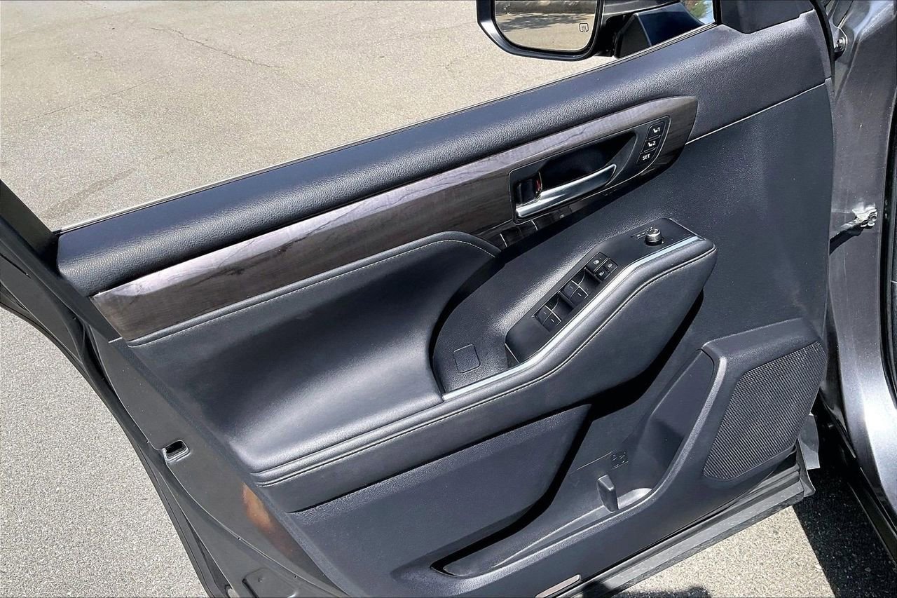 Used 2023 Toyota Highlander Platinum FWD image 29