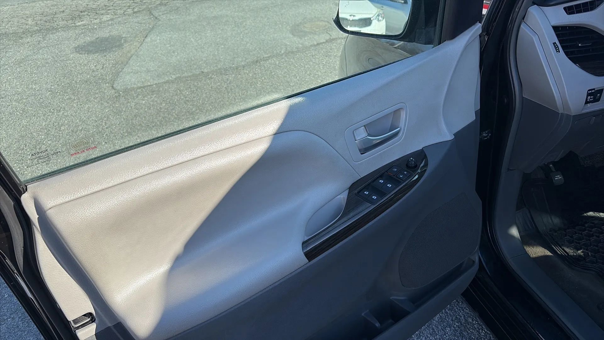 Used 2015 Toyota Sienna XLE image 15