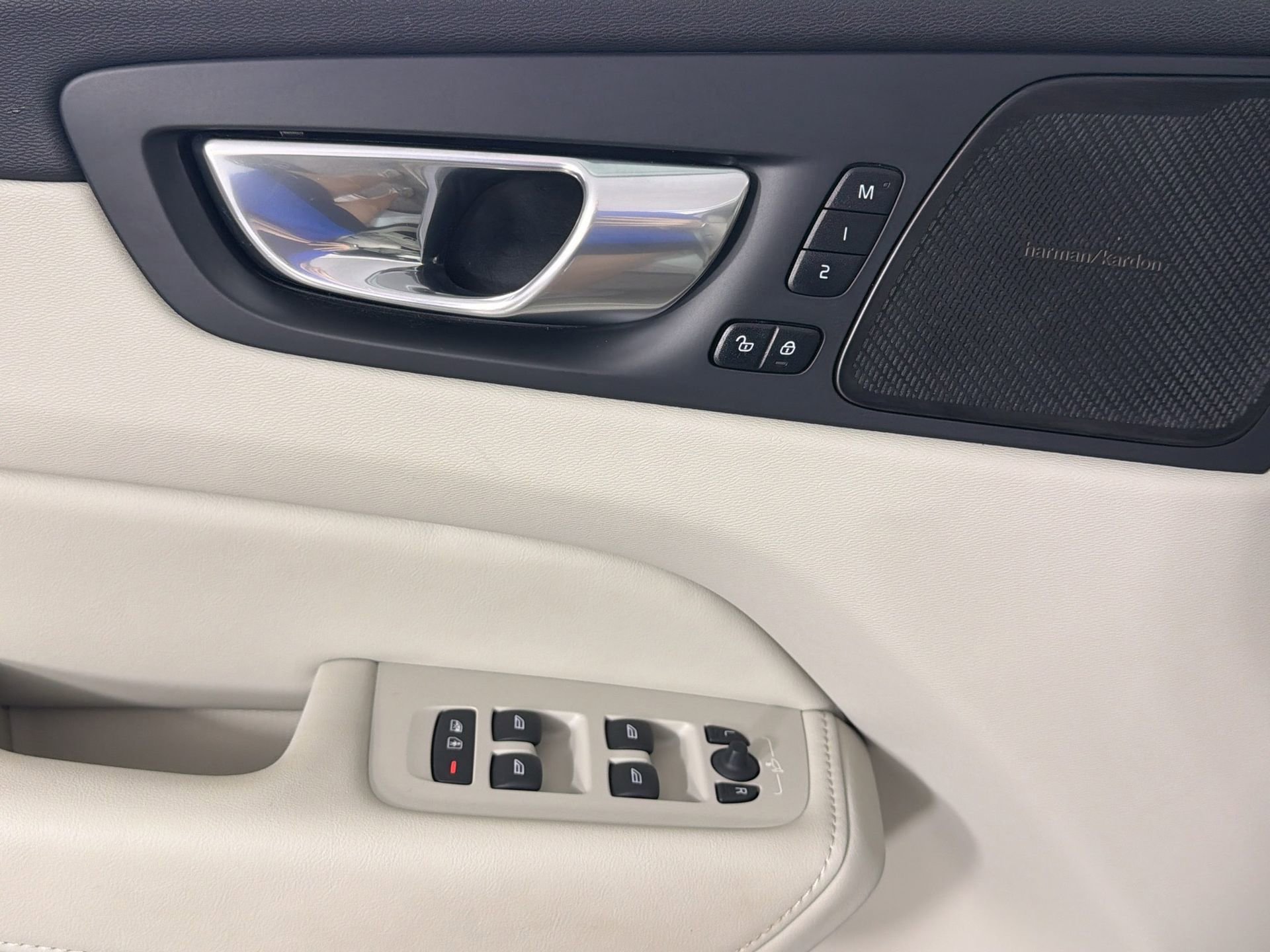 Certified 2023 Volvo XC60 B5 Plus w/ Protection Package Premier FWD image 18