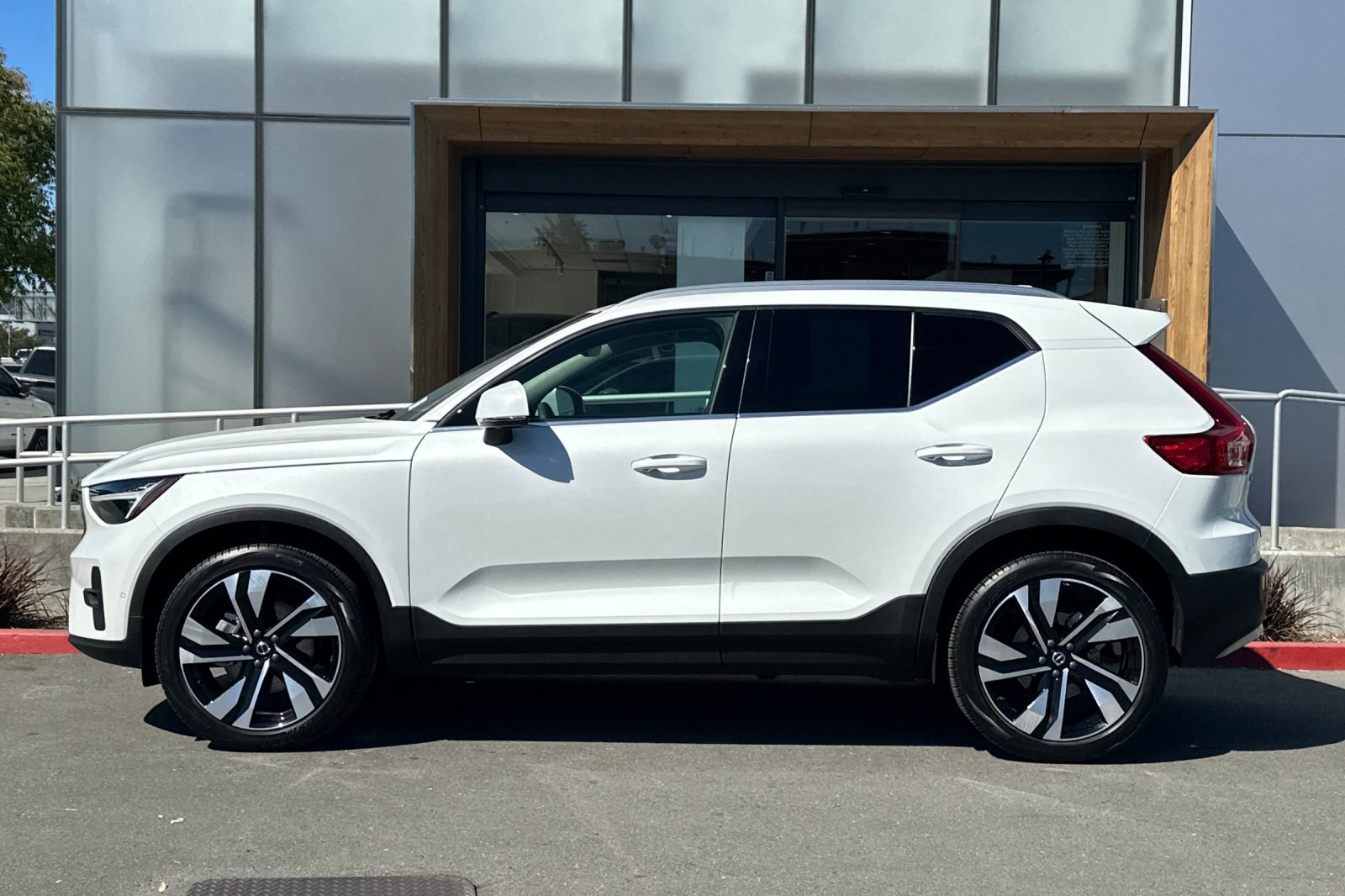 Certified 2025 Volvo XC40 B5 Ultra AWD/4WD image 6