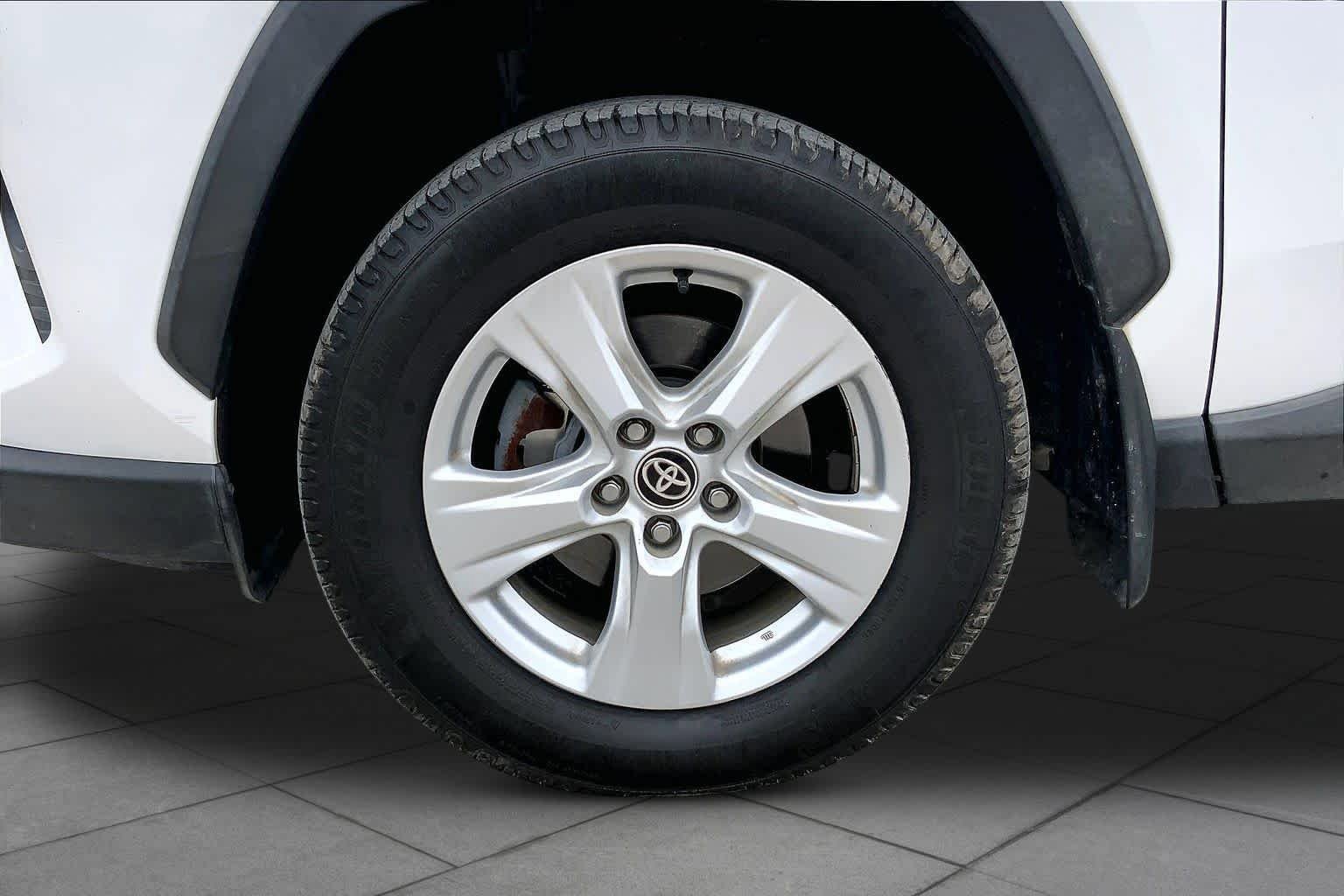 Used 2021 Toyota RAV4 XLE w/ Convenience Package FWD image 11