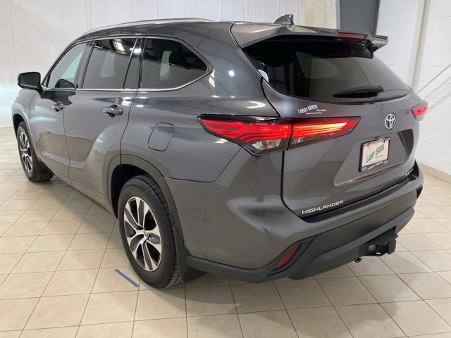 Used 2020 Toyota Highlander XLE image 3