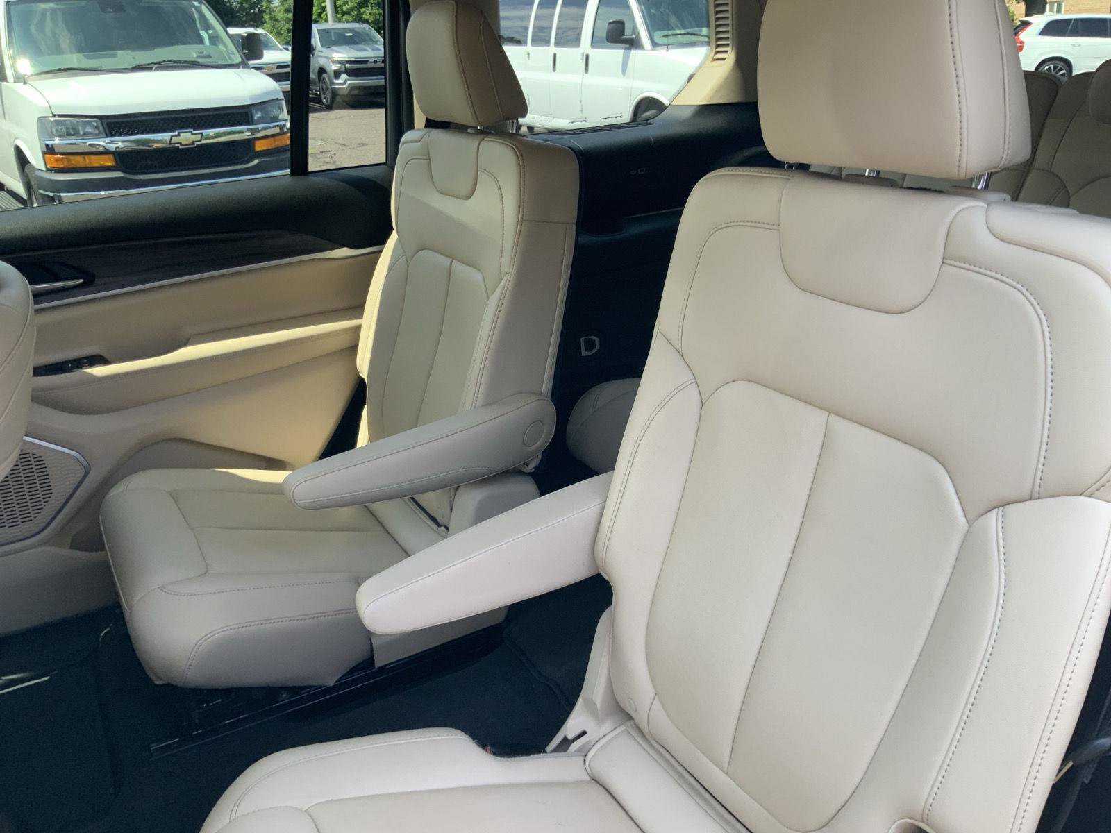 Used 2022 Jeep Grand Cherokee L Limited image 11