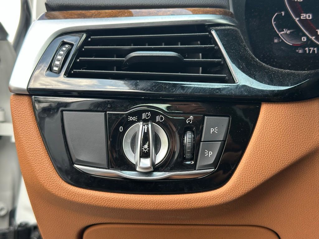 Used 2020 BMW M550i xDrive w/ Premium Package image 32