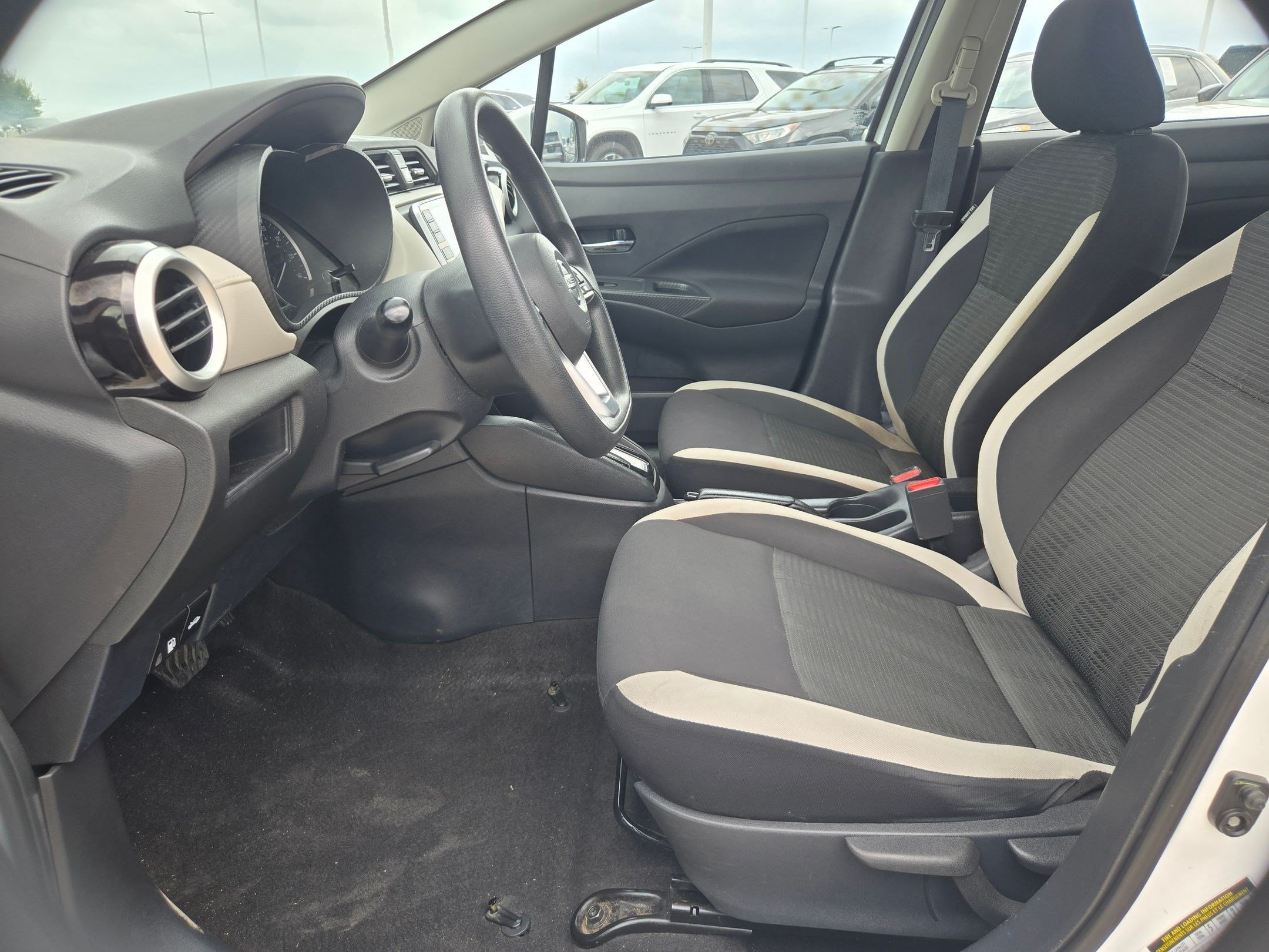 Used 2022 Nissan Versa SV FWD image 10