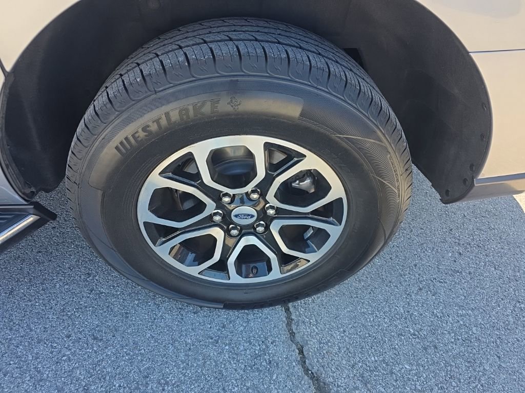 Used 2023 Ford Expedition Max XLT image 9