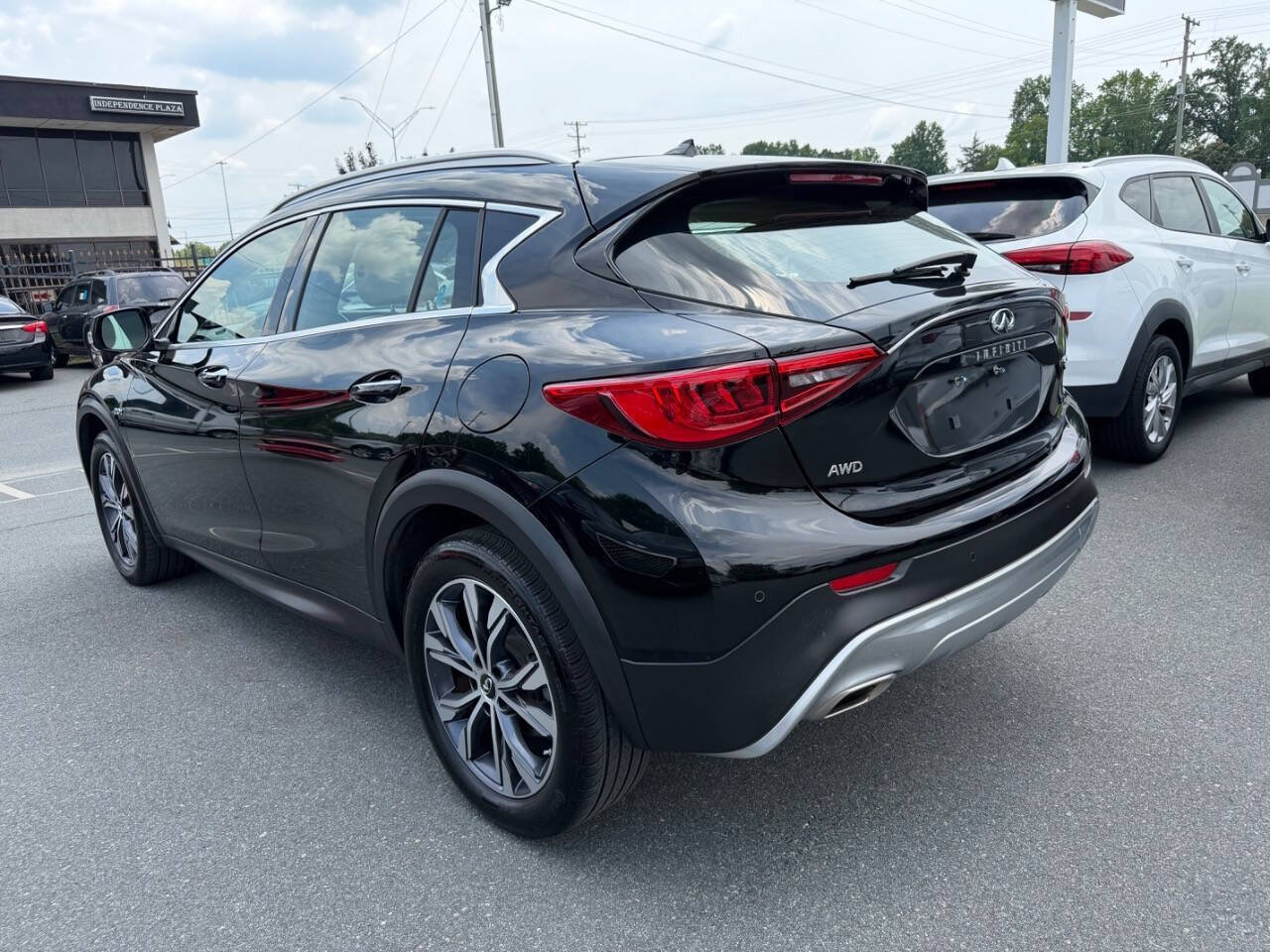Used 2017 INFINITI QX30 Premium w/ Navigation Package AWD/4WD image 6