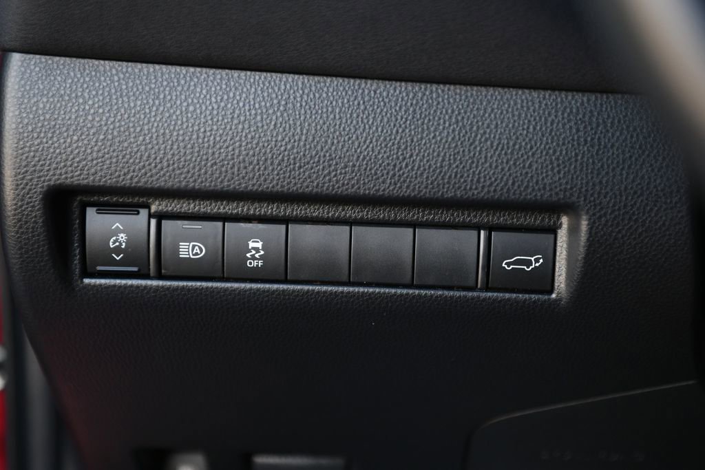 Used 2022 Toyota Venza LE image 18