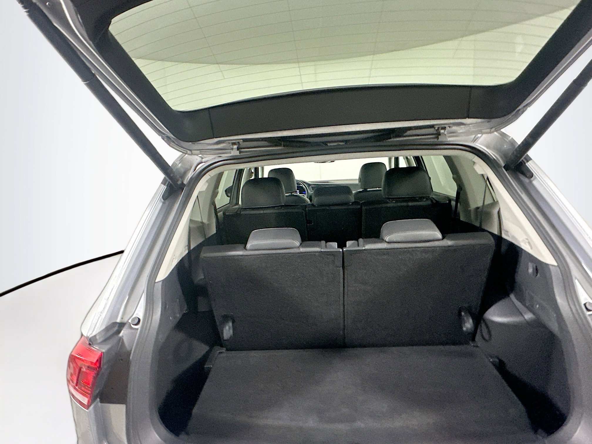 Used 2024 Volkswagen Tiguan SE image 28